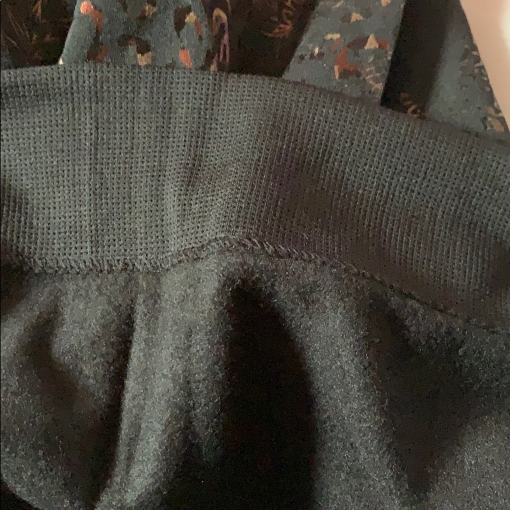 🎉HP🎉BLACK/GOLD METALLIC CHEETAH PRINT LEGGINGS - Picture 7 of 8